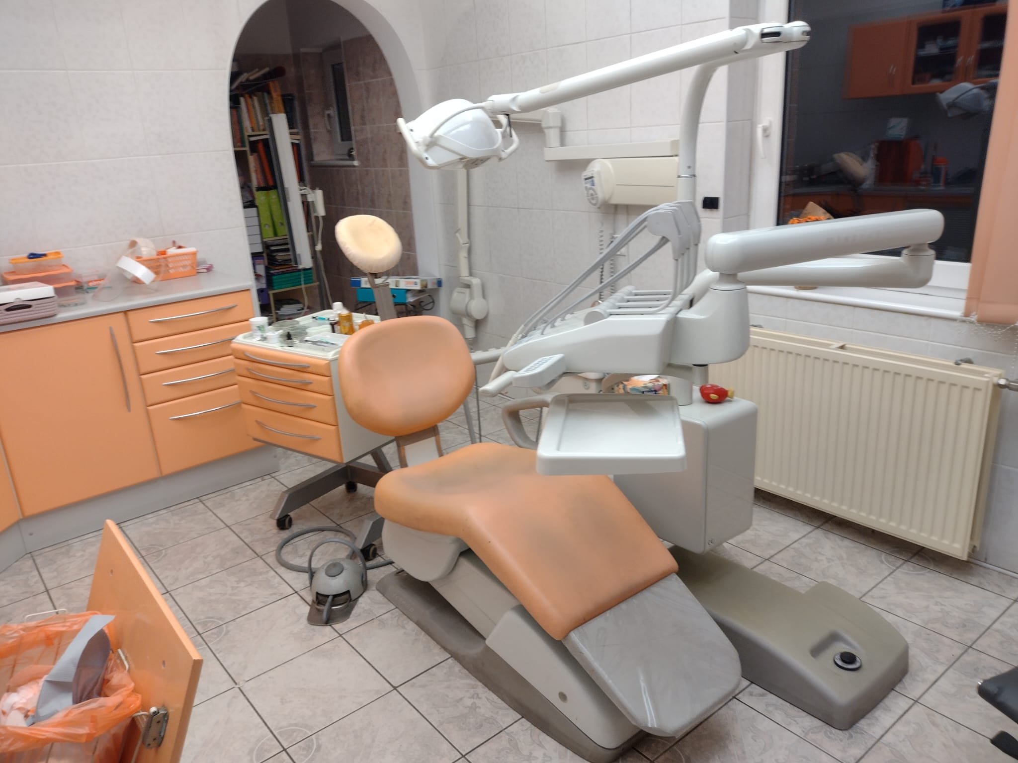 Fotel stomatologiczny w gabinecie w Żarach